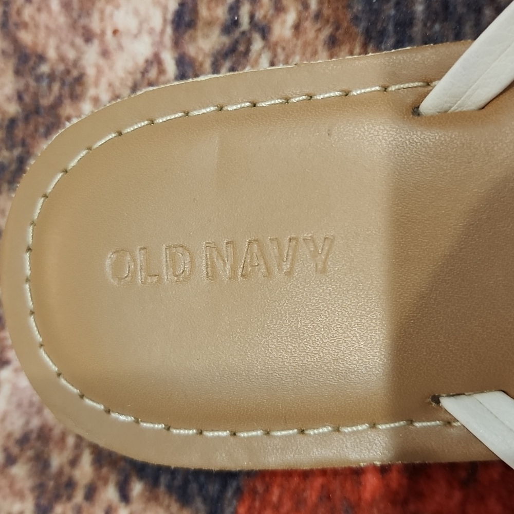 Old Navy thong flip flops - Picture 3 of 6